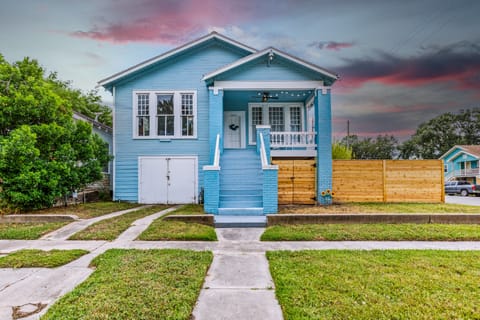 The beautiful Bluefish Bungalow welcomes you to Galveston.