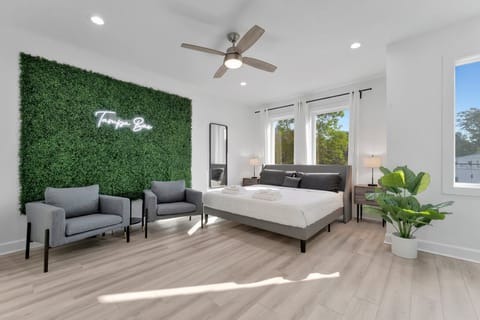 Welcome to the townhouse of your dreams! Let us be the base for your Tampa Visit
