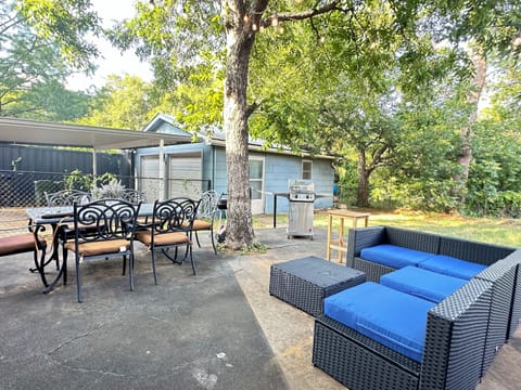 Large backyard with plenty of seating for everyone.