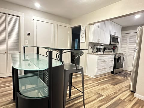 Large bar for additional sitting.