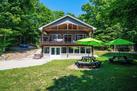 Welcome to the infamous 'Chalet', a local favourite place to stay for large families and groups. Situated on the Sugarbush Estate lots, close to Sauble and North Oliphant beaches, the Bruce Trail, Wiarton and extended drive to the National Park. 