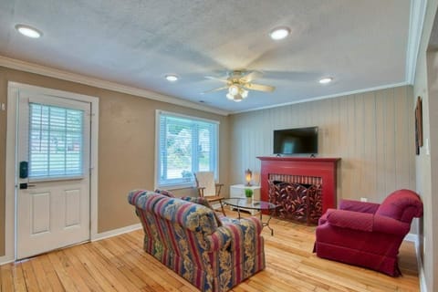 Immerse yourself in the colorful design and the comfort of this charming living area that greets you as soon as you step inside.