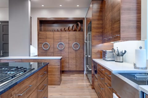 Kitchen │ Fully-Stocked for the Enthusiastic Home Chef