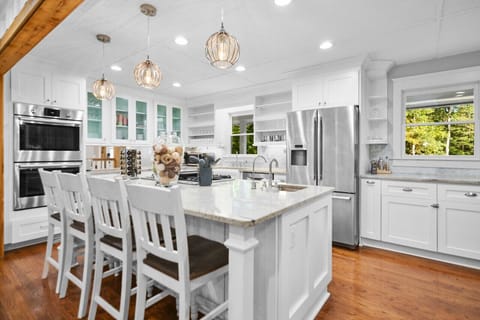 The spacious & modern kitchen is ideal for entertaining.
