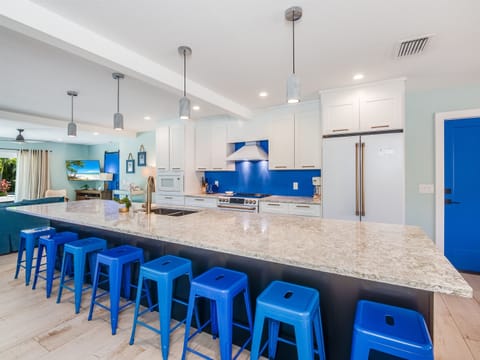 Seating for 8 at the kitchen island