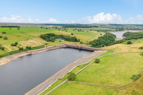 Roundhill Coach House - set in a unique location next to Roundhill reservoir with Leighton Reservoir beyond
