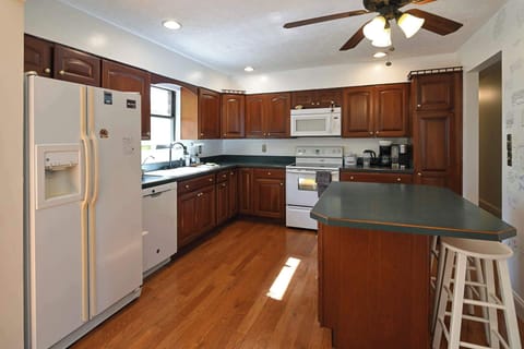 Fully equipped kitchen with bar seating