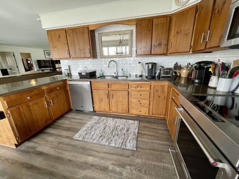 FULLY STOCKED GOURMET KITCHEN