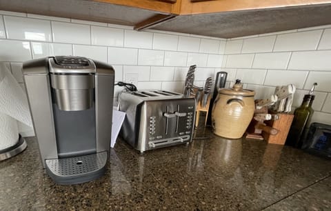 CUISINART TOASTER, EXCELLENT KNIVES, AND KUERIG