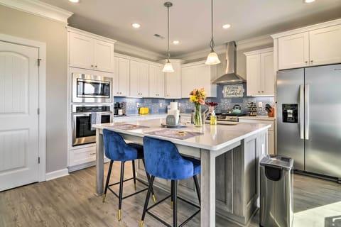 Kitchen | 1st Floor | Coffee Maker | Blender | Crockpot | Toaster