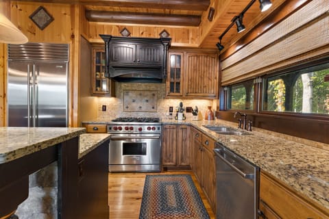 Stainless Appliances and Granite Countertops