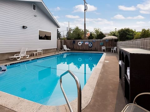 Large swimming pool, bring the kids and jump right in!