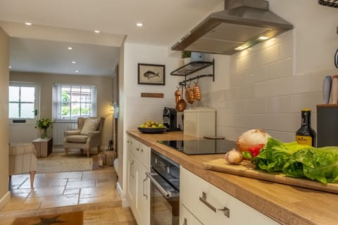 Ground floor: Kitchen with ample worktop space