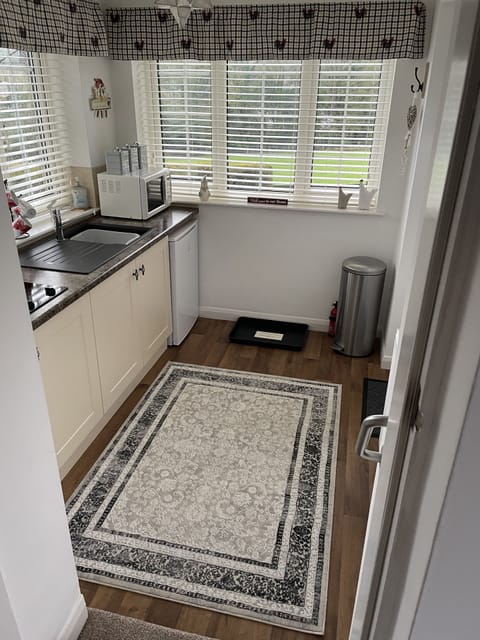 Kitchenette **please note there is no oven or washing machine**