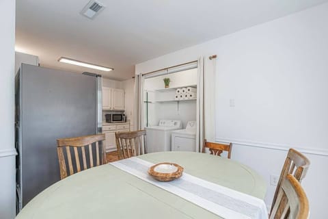 Kitchen - seating for 6