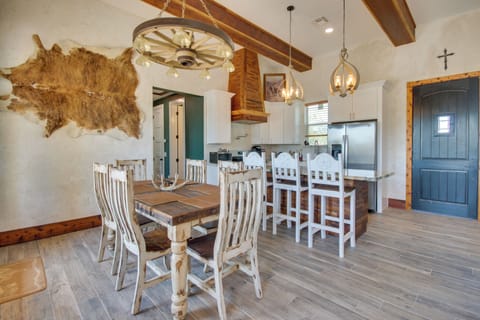 Dining Area | Dishware/Flatware Provided