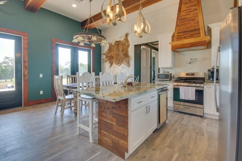 Kitchen | Cooking Basics | Coffee Maker | Paper Towels/Trash Bags Provided