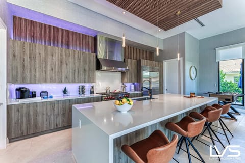 Chef's Kitchen & Island