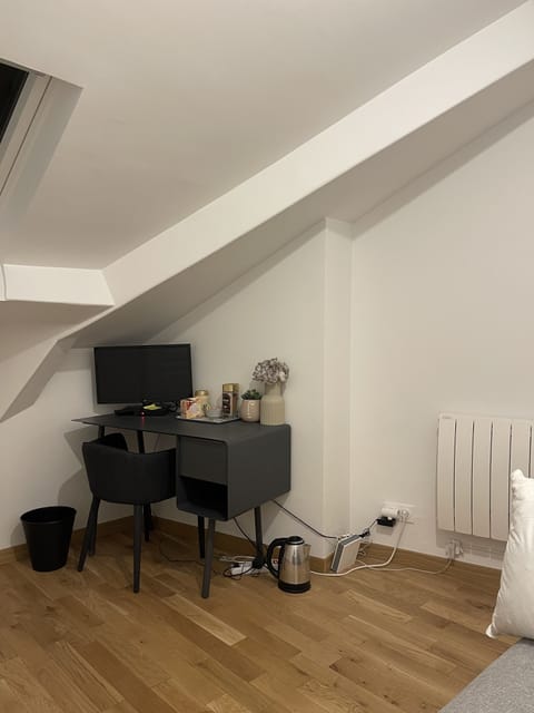 Studio (separate bedroom) refurbished Apartment in Paris