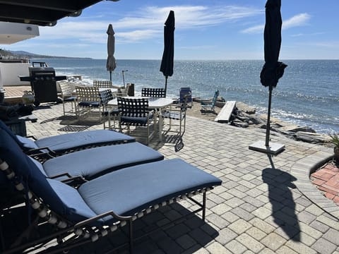 Patio w/ 3 lounges, umbrella, 8 seat dining