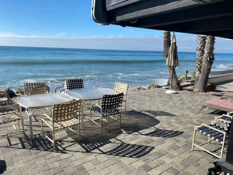 Large patio, two lounges, 8 chairs. 2 beach chairs