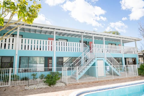 1 building with 4 units and a pool