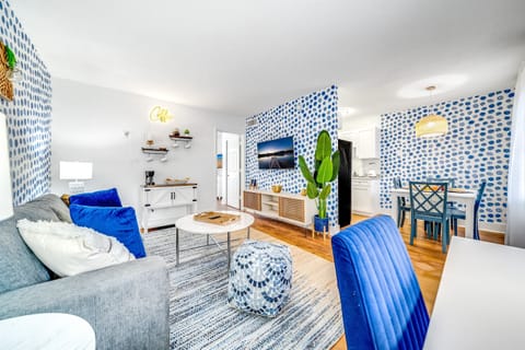 Michel was an excellent host! The place was extremely clean, all new furniture and nice renovation of the place. The apartment is fully equipped in every area! His instructions, good communication and quick response was great. We would definitely stay here