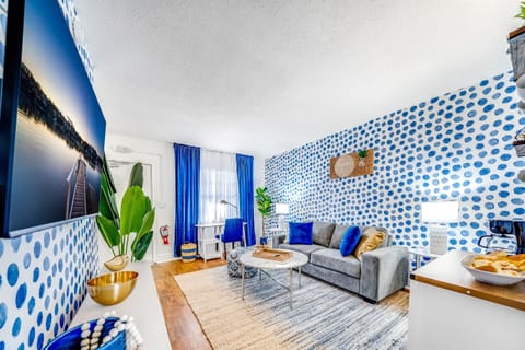 Great stay! Perfect location for me and my husband. The apartment itself was clean and had all the necessities, not to mention a beautiful lake view! Michael was a welcoming and responsive host, would recommend! - Claire