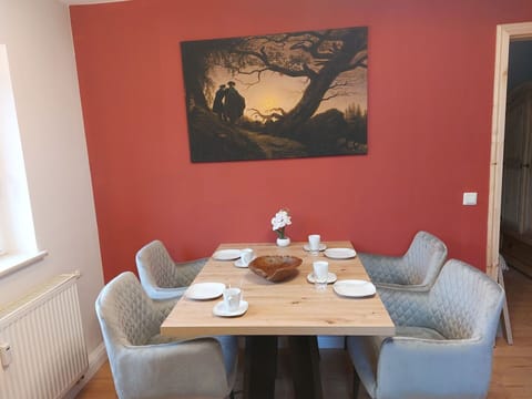 Table, Furniture, Property, Building, Wood, Comfort, Tableware, Plant, Interior Design, Chair