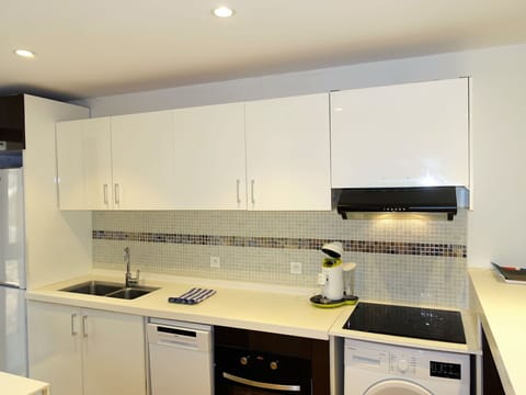 Cabinetry, Countertop, Kitchen Sink, Sink, Property, Tap, Kitchen Stove, Home Appliance, Kitchen, Kitchen Appliance