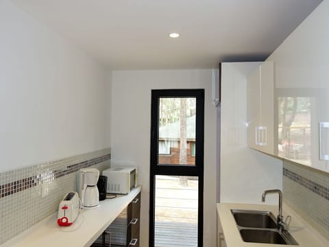 Property, Sink, Kitchen Sink, Countertop, Interior Design, Wood, Plumbing Fixture, Cabinetry, Floor