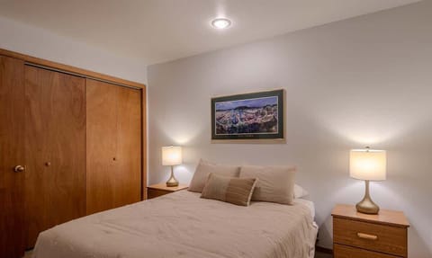 2nd bedroom with Queen bed
