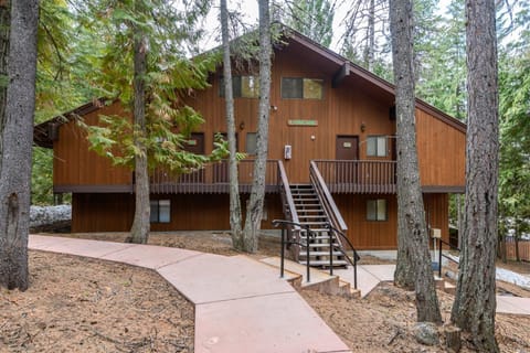Entry way to Cascade Building 