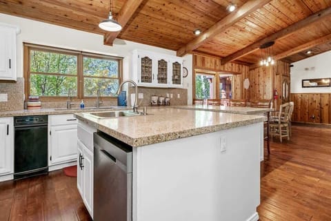 Kitchen island, adds plenty of prep and clean up space