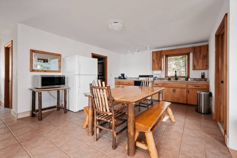 Share meals with your family and friends-there's room for the whole group!