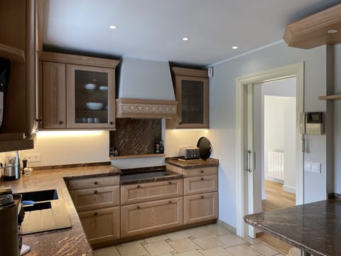 Kitchen (plus adjoining separate washroom)