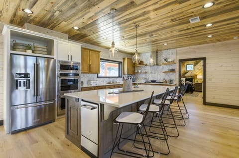 Additional seating at the island!