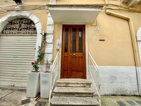 entrance door Pellicciari 14 - Affitti Brevi Italia