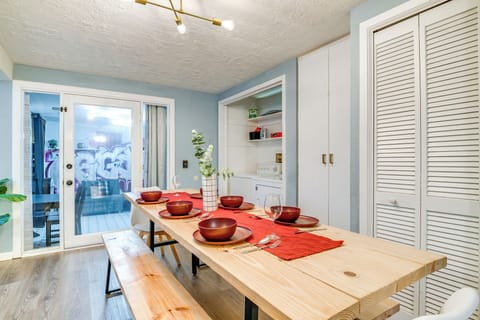 Dining Room | Dishware/Flatware Provided