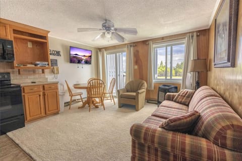 Retreat to Mountain Lodge 215, a cozy retreat featuring a spacious, extended kitchen and a great base for your mountain adventures!