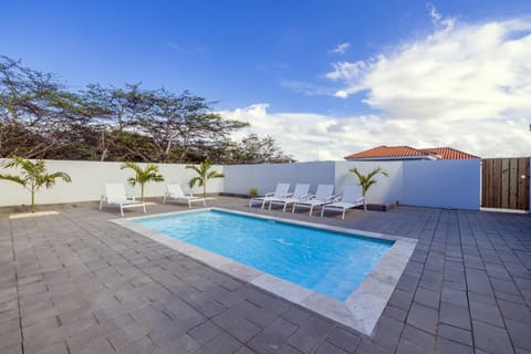 With a comfortable outdoor lounge chair, you can relax on the patio with friends and family or soak up some sun by the pool while the kids play.