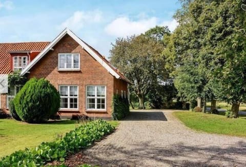 Garden turning east / carpark