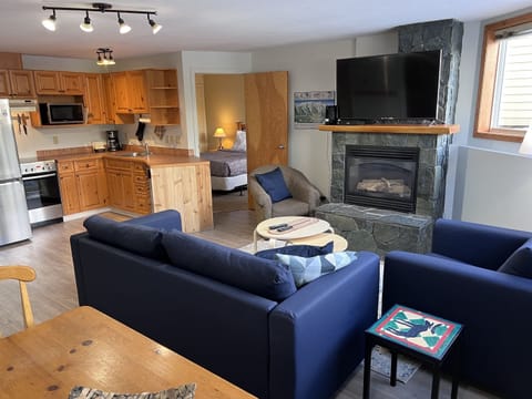 Living Room l Smart TV l Gas Fireplace