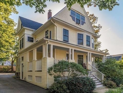 The house is located right downtown near Rockport Harbor and the Headlands.