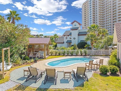 Large Pool Patio For Sunbathing