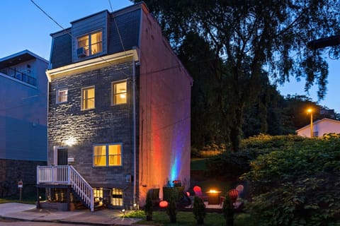 Colorful by Night – Watch the house glow as the sun sets, then gather in the garden for fire-lit hangs under playful, ever-changing lights.