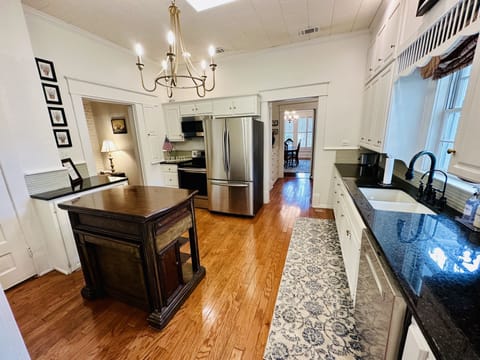 Fully Stocked Kitchen w/ Stove, Oven, Microwave, Toaster, Blender, Fridge & More