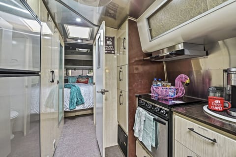 Propane stove, refrigerator and freezer - and an iconic Flamingo welcome basket.  If you don't know the history of Airstream & the Flamingo - check it out.  It is a cute story!