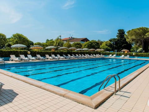 Water, Sky, Plant, Swimming Pool, Cloud, Azure, Tree, Rectangle, Leisure, Aqua