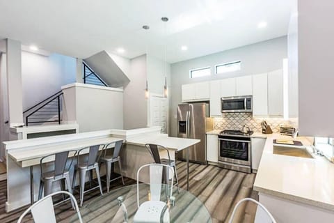 Full kitchen to entertain